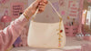vidéo lifestyle de charms doré portés en bijou de sac personnalisé