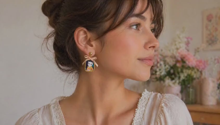Vidéo des boucles d’oreilles Akiko Sakura, chat kawaii en kimono et ruban rose
