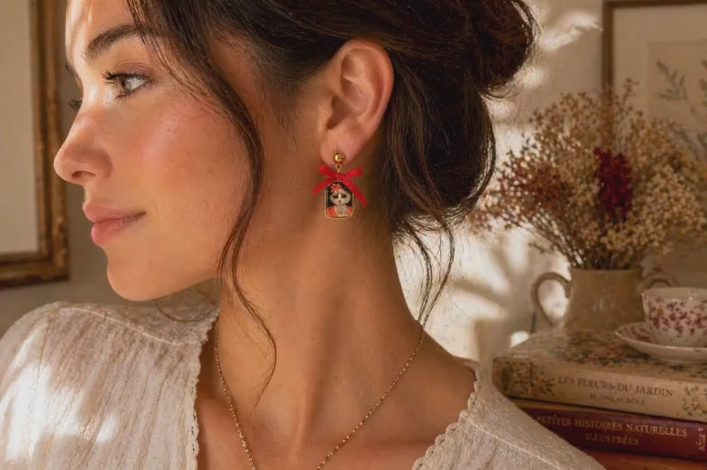 Vidéo des boucles d’oreilles Alba Roja, chat kawaii à fleur rouge et ruban rouge