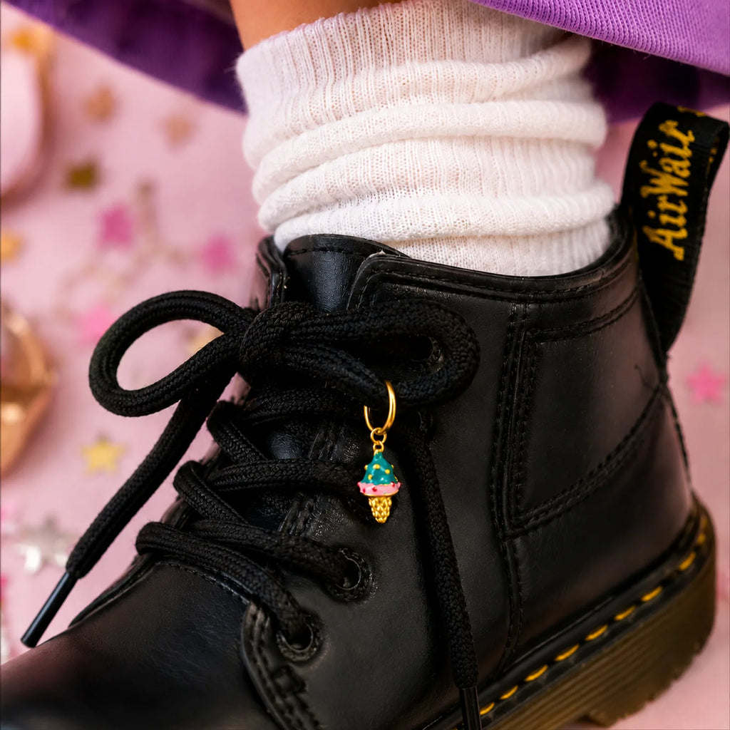 Charm glace pastel Sora accroché à des lacets de chaussures type docs