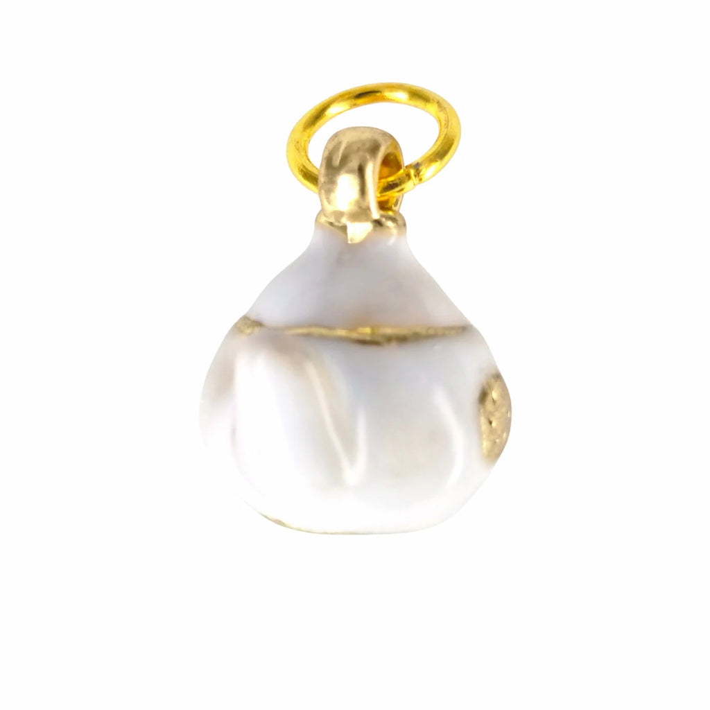 Détail du charm théière dorée Théa avec finitions brillantes