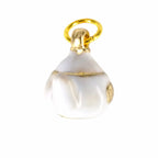 Détail du charm théière dorée Théa avec finitions brillantes