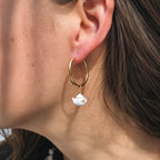 Créoles dorées portées avec charm théière Théa style bijou original