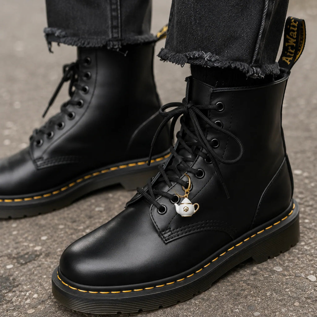 Charm théière dorée Théa accroché à des lacets de chaussures style Doc Martens ado adulte